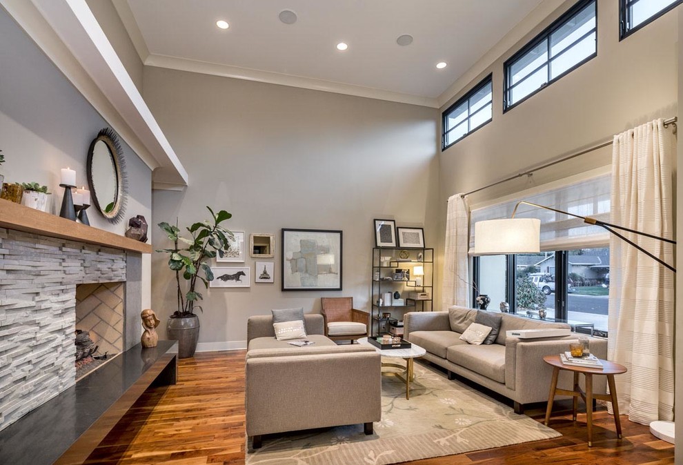 Mittelgroßes, Repräsentatives, Offenes Modernes Wohnzimmer mit grauer Wandfarbe, braunem Holzboden, Kamin und Kaminumrandung aus Stein in San Francisco
