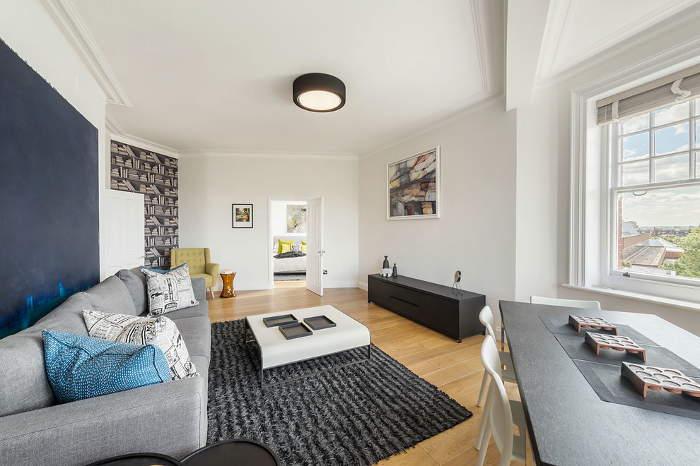 Источник вдохновения для домашнего уюта: большая открытая гостиная комната в современном стиле с белыми стенами и светлым паркетным полом без телевизора