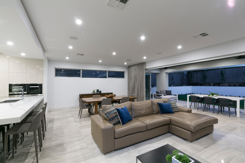 Großes, Repräsentatives, Offenes Modernes Wohnzimmer mit weißer Wandfarbe, Porzellan-Bodenfliesen, TV-Wand, grauem Boden, Hängekamin und verputzter Kaminumrandung in Adelaide