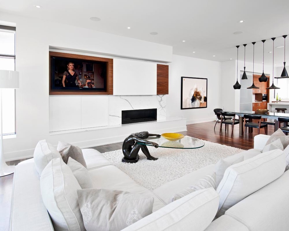 Cette image montre un salon design ouvert avec un mur blanc et un téléviseur encastré.