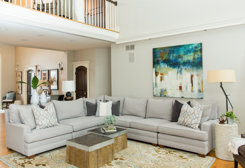 Источник вдохновения для домашнего уюта: гостиная комната в стиле неоклассика (современная классика) с серыми стенами, стандартным камином, фасадом камина из кирпича и коричневым полом