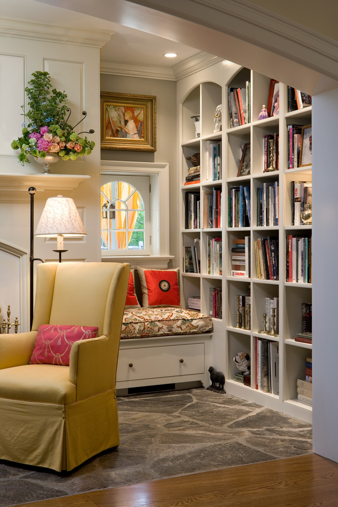 Источник вдохновения для домашнего уюта: гостиная комната в классическом стиле с с книжными шкафами и полками и бежевыми стенами без телевизора