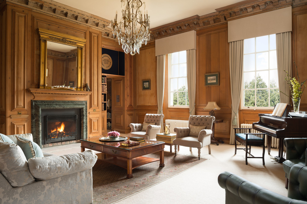 На фото: большая изолированная гостиная комната в классическом стиле с коричневыми стенами, ковровым покрытием, стандартным камином, фасадом камина из камня и белым полом