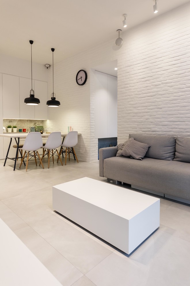 На фото: двухуровневая гостиная комната среднего размера в стиле модернизм с белыми стенами и бетонным полом