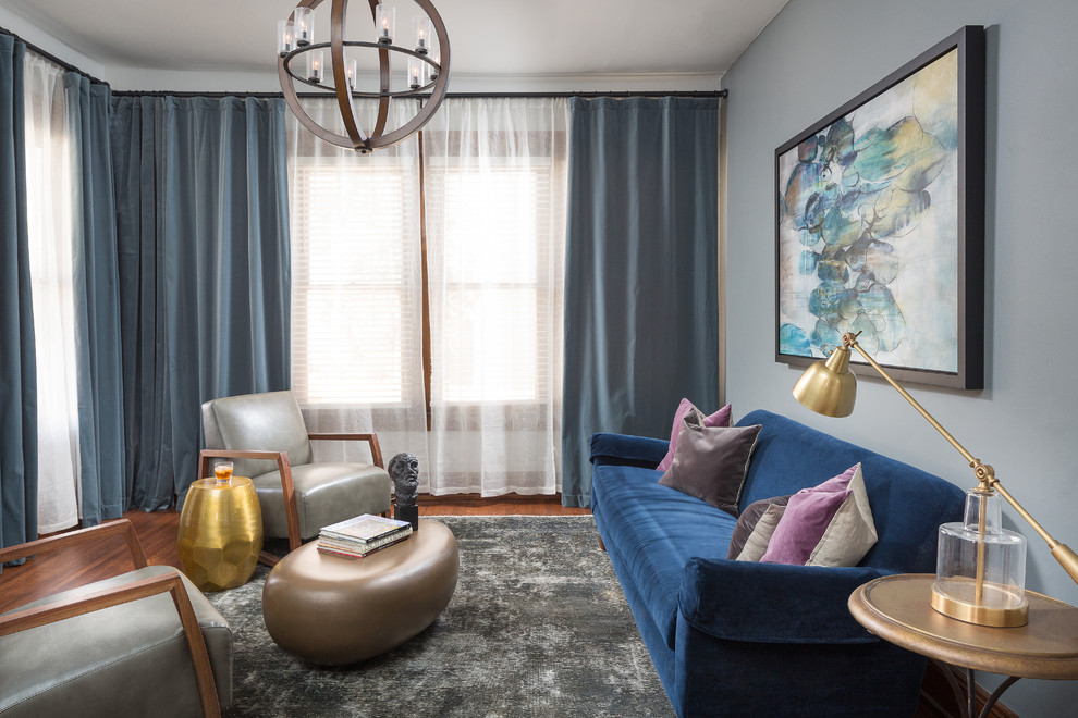 Пример оригинального дизайна: маленькая парадная гостиная комната в стиле неоклассика (современная классика) с серыми стенами, темным паркетным полом и синими шторами для на участке и в саду