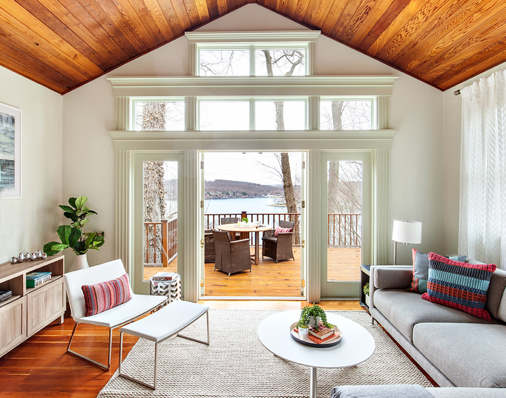 Immagine di un soggiorno minimal di medie dimensioni e chiuso con pareti bianche, pavimento in legno massello medio e TV autoportante