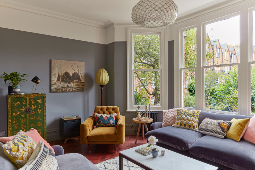 Идея дизайна: гостиная комната в викторианском стиле с паркетным полом среднего тона и разноцветными стенами
