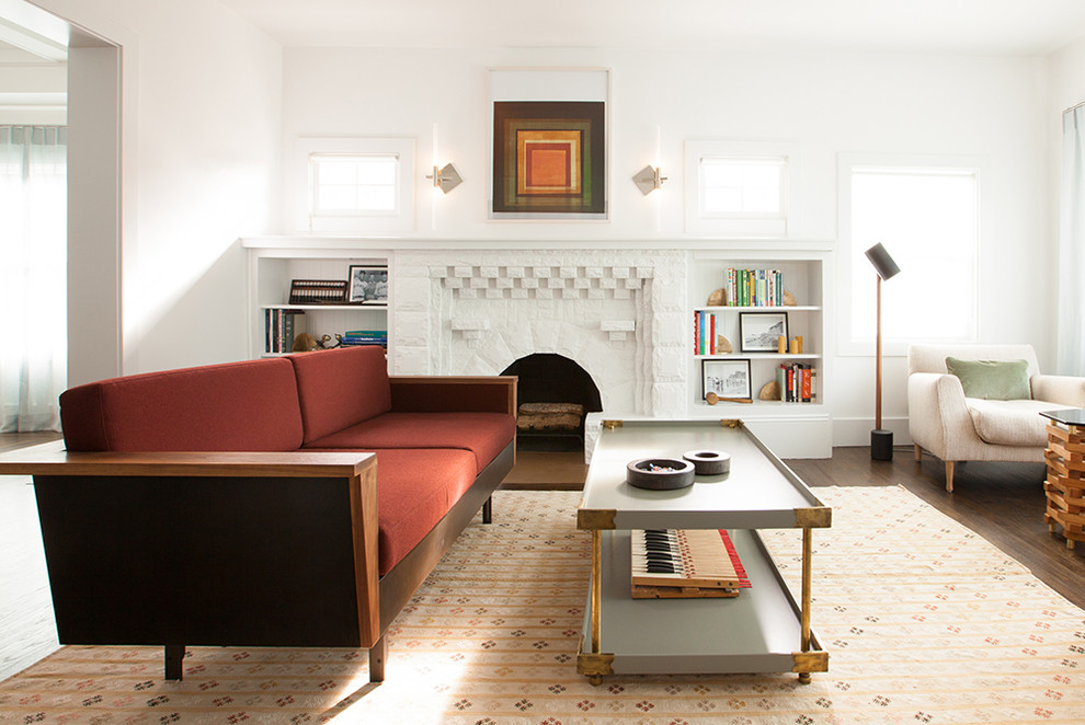 Foto di un soggiorno classico con pareti bianche, parquet scuro, camino classico e pavimento marrone