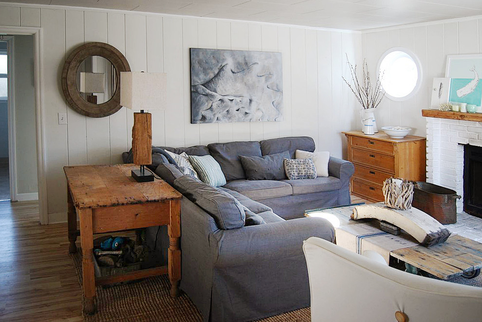 Пример оригинального дизайна: маленькая открытая гостиная комната в морском стиле с серыми стенами, стандартным камином и фасадом камина из кирпича для на участке и в саду