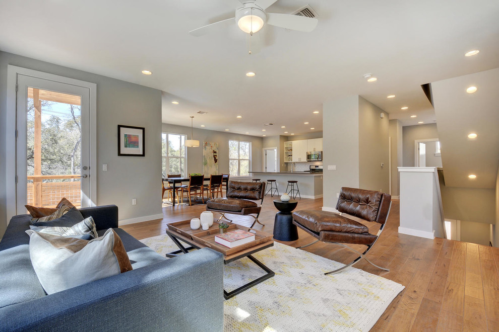Fernseherloses, Offenes Klassisches Wohnzimmer mit grauer Wandfarbe und hellem Holzboden in Austin