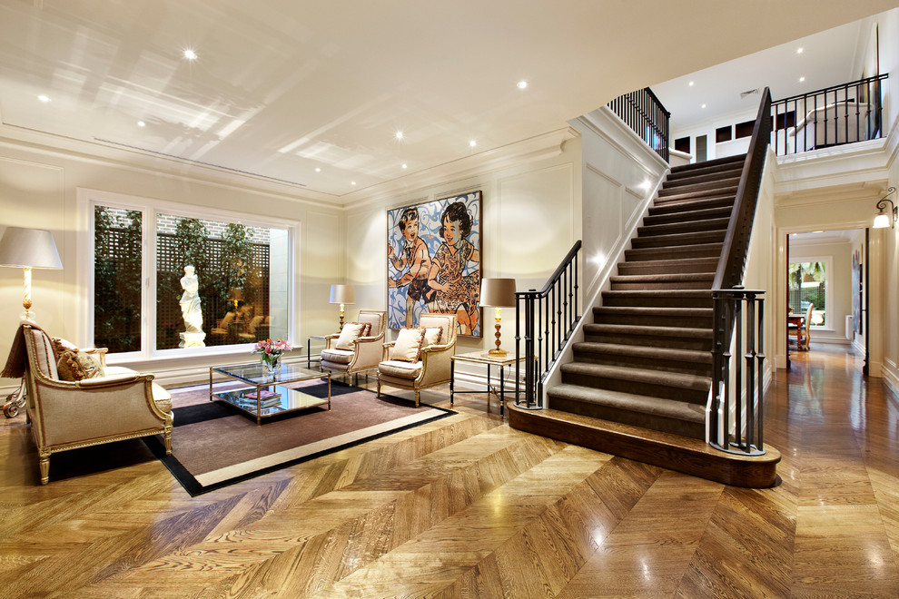 Mittelgroßes, Repräsentatives, Fernseherloses, Offenes Klassisches Wohnzimmer ohne Kamin mit weißer Wandfarbe und braunem Holzboden in Melbourne