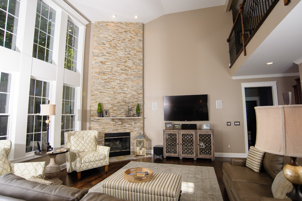 Источник вдохновения для домашнего уюта: открытая гостиная комната среднего размера в стиле неоклассика (современная классика) с коричневыми стенами, паркетным полом среднего тона, угловым камином, фасадом камина из камня и телевизором на стене