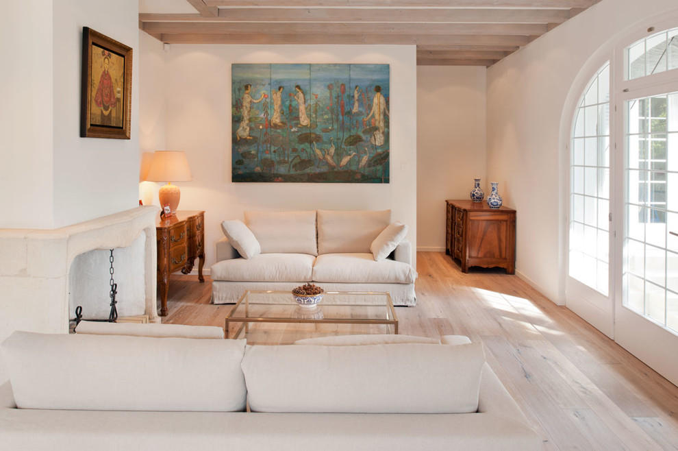 Источник вдохновения для домашнего уюта: гостиная комната в стиле неоклассика (современная классика) с белыми стенами