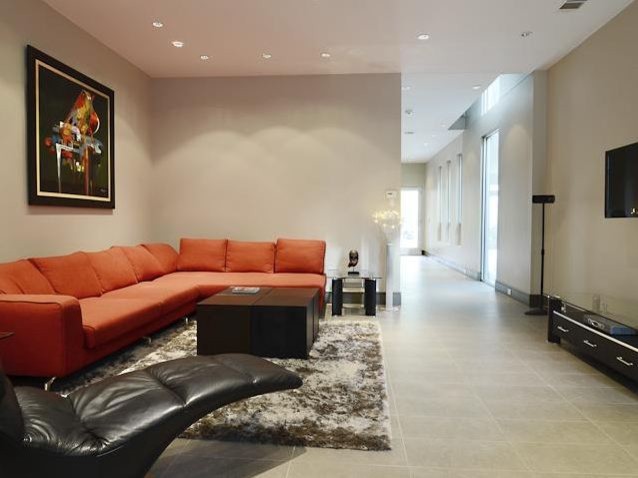 Großes, Offenes Eklektisches Wohnzimmer mit beiger Wandfarbe, Porzellan-Bodenfliesen und TV-Wand in Dallas