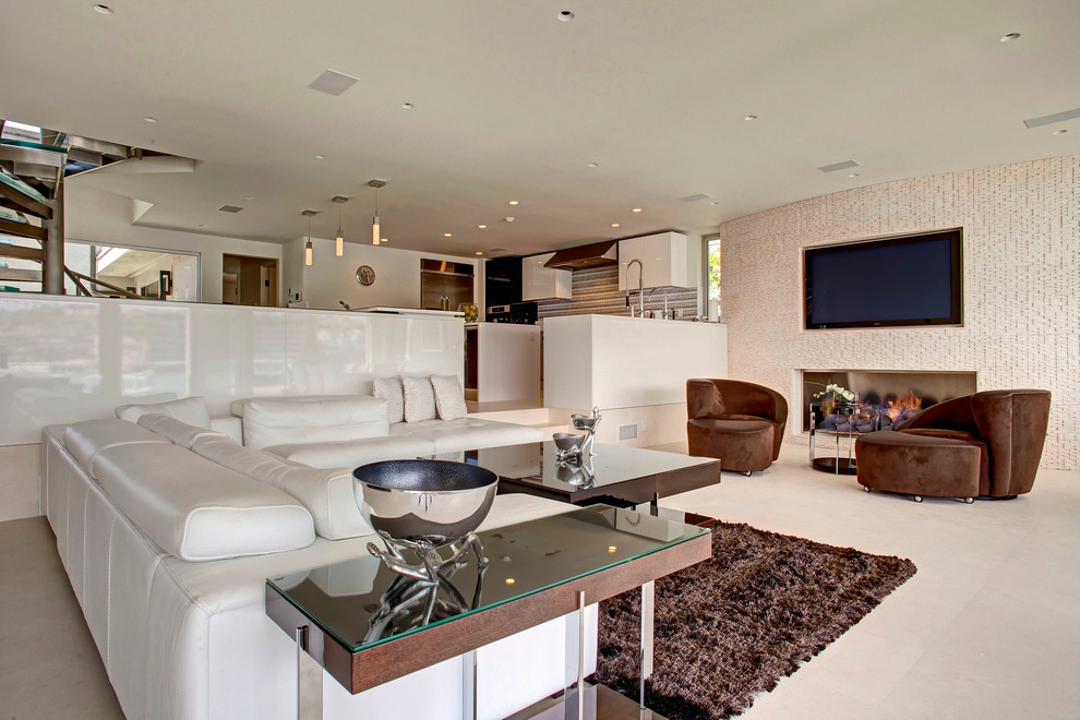 Идея дизайна: гостиная комната в современном стиле с бежевыми стенами, горизонтальным камином и телевизором на стене