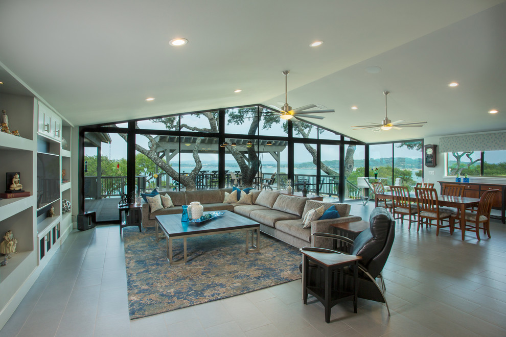 Immagine di un soggiorno stile marino di medie dimensioni e aperto con pareti grigie, pavimento in gres porcellanato e TV a parete