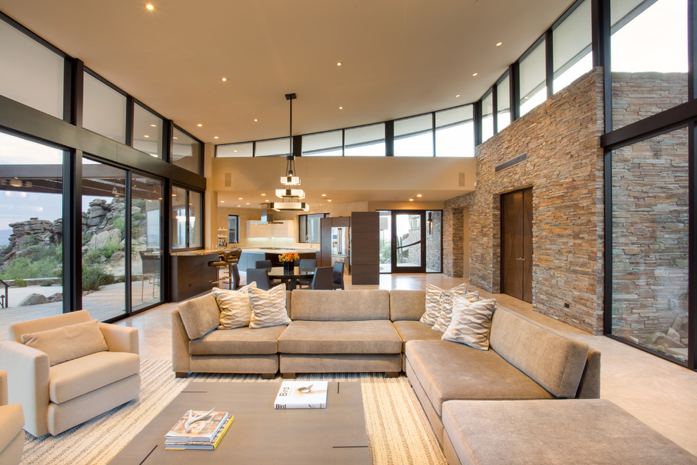 Idee per un grande soggiorno contemporaneo aperto con pareti beige e pavimento in pietra calcarea
