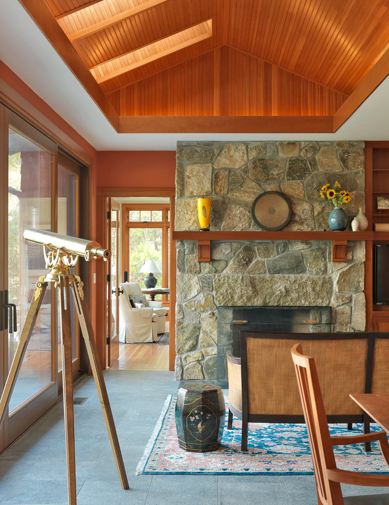 Источник вдохновения для домашнего уюта: парадная, изолированная гостиная комната в стиле кантри с стандартным камином, фасадом камина из камня и оранжевыми стенами