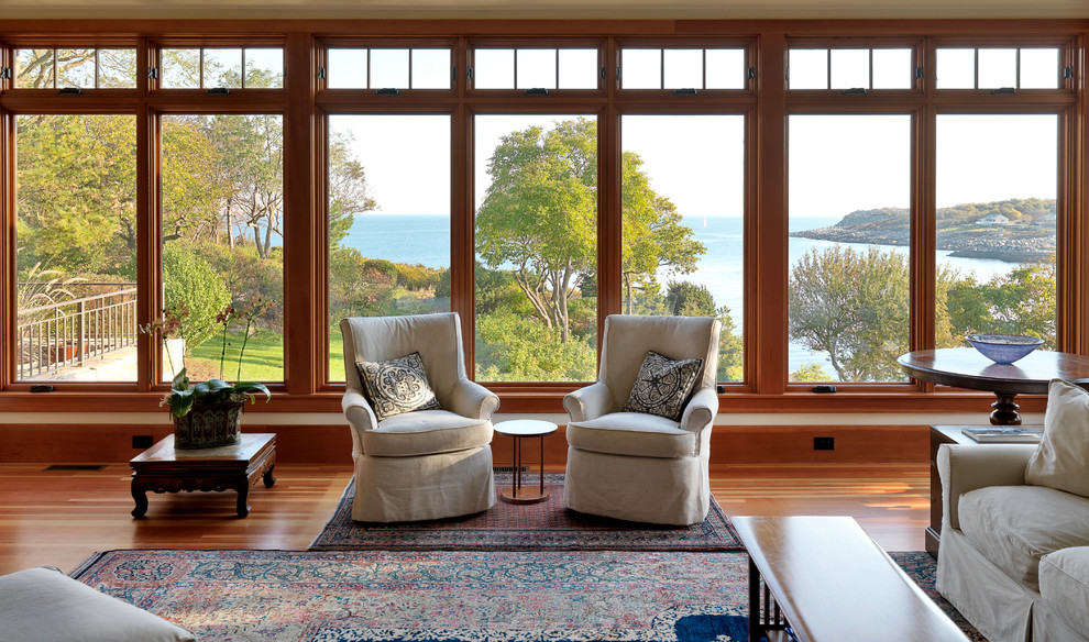 Imagen de salón para visitas de estilo americano con suelo de madera en tonos medios