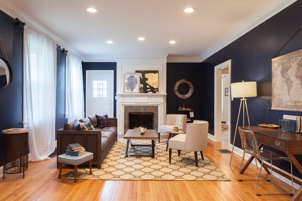 Idéer för att renovera ett mellanstort vintage separat vardagsrum, med ett finrum, blå väggar, mellanmörkt trägolv och en standard öppen spis
