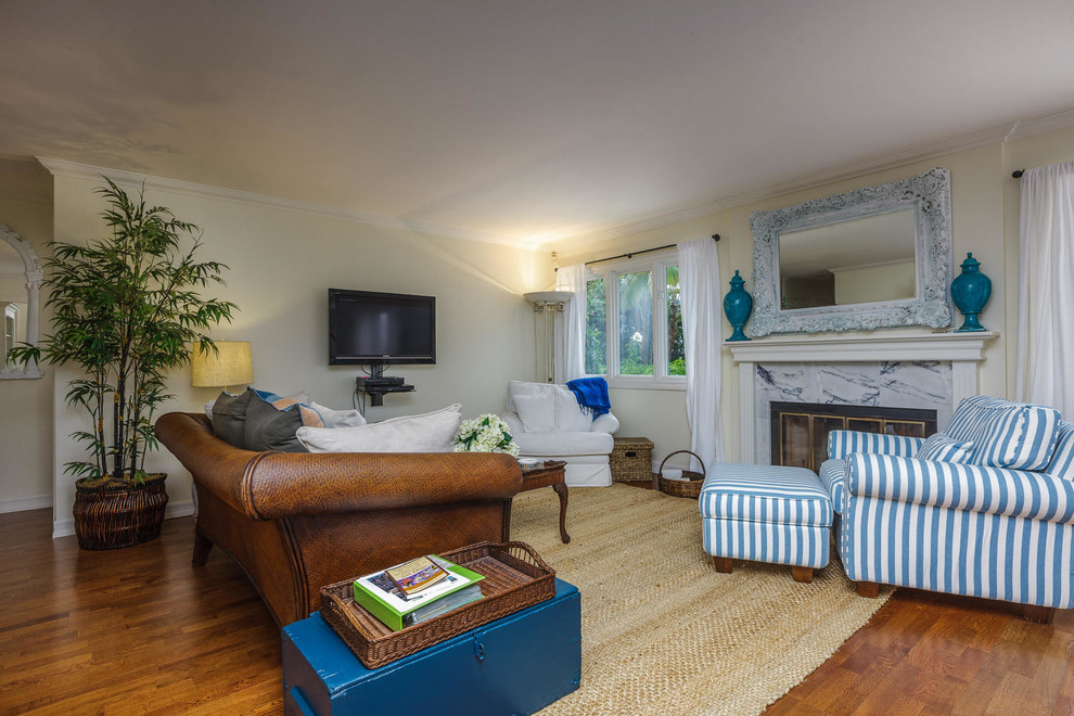 На фото: гостиная комната среднего размера в морском стиле с стандартным камином и телевизором на стене с