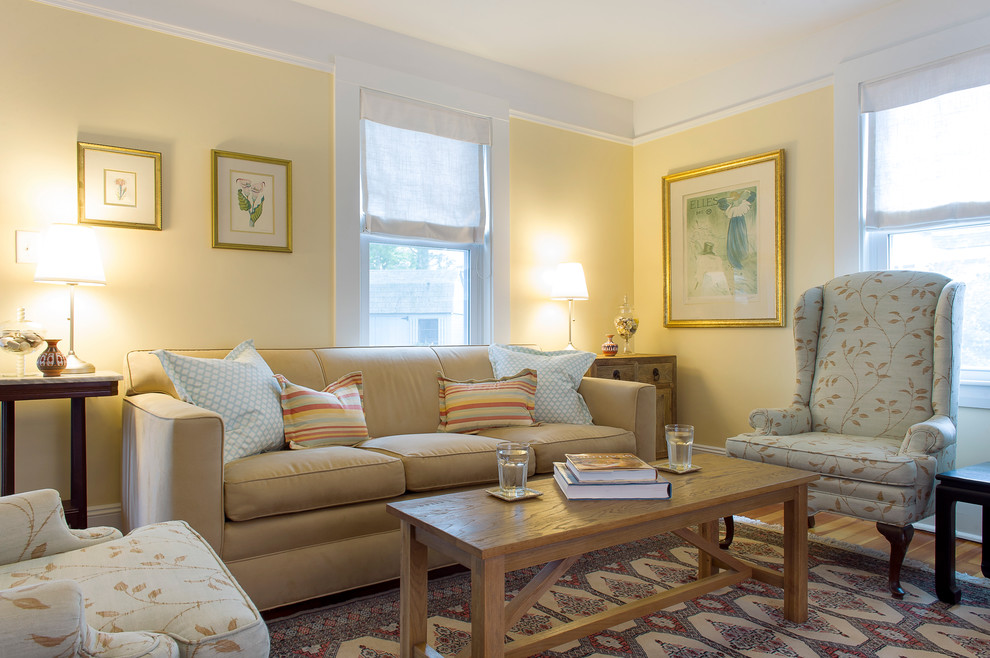 На фото: гостиная комната среднего размера в морском стиле с желтыми стенами и ковром на полу