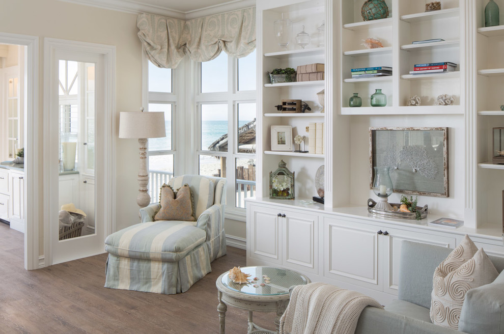 Ispirazione per un grande soggiorno stile marino aperto con pareti beige, pavimento in legno massello medio e pavimento marrone