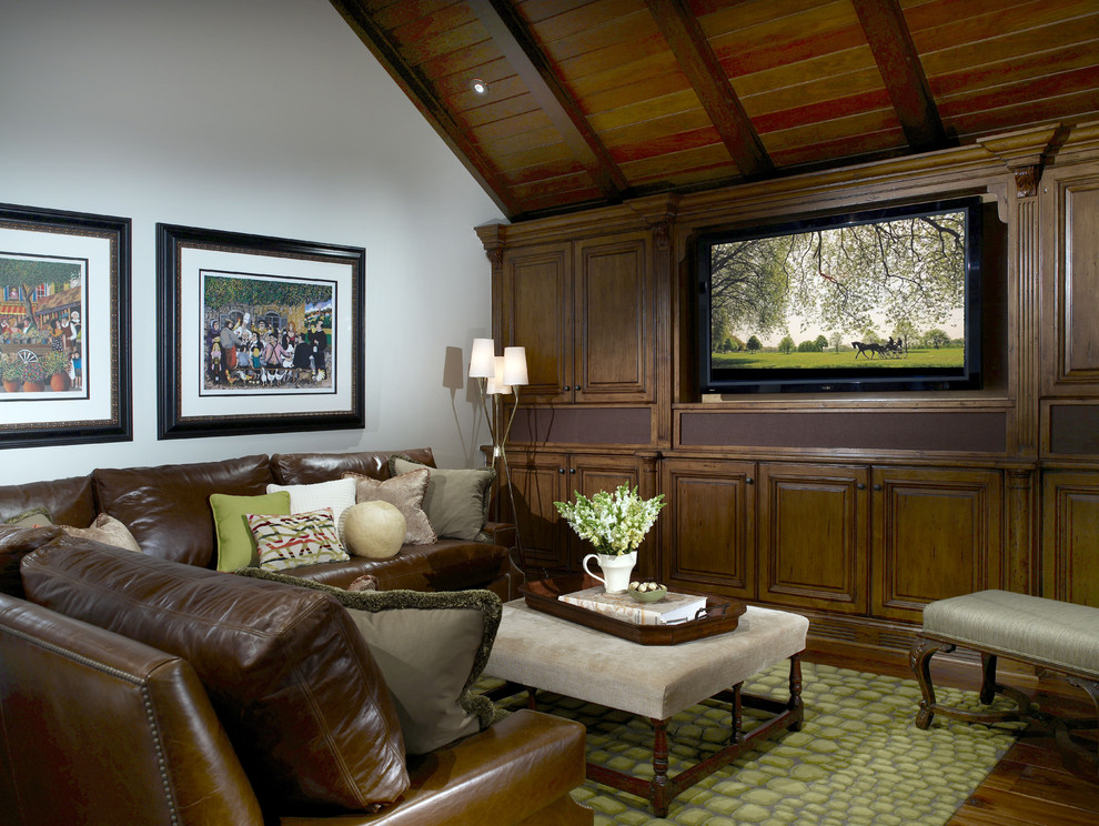 Modelo de salón cerrado clásico pequeño sin chimenea con paredes blancas, suelo de madera en tonos medios y pared multimedia
