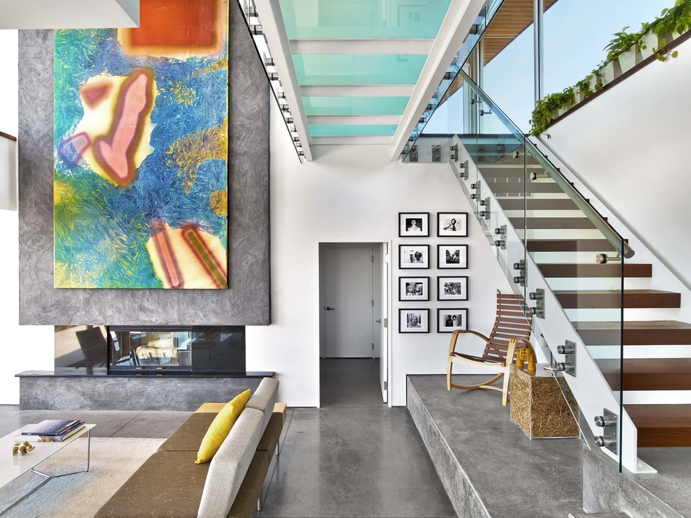 Свежая идея для дизайна: открытая гостиная комната в современном стиле с белыми стенами, бетонным полом, стандартным камином и серым полом - отличное фото интерьера