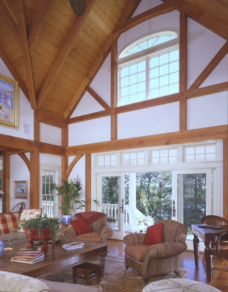 Foto de salón abierto de estilo americano con paredes blancas y suelo de madera en tonos medios