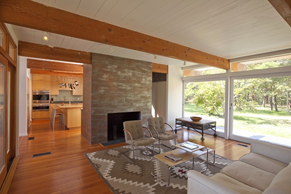 Стильный дизайн: гостиная комната в стиле ретро с фасадом камина из камня - последний тренд