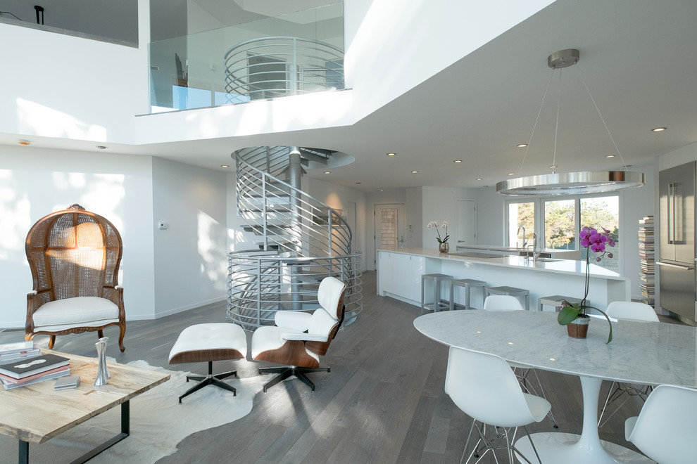 Modelo de salón para visitas abierto contemporáneo grande sin chimenea con paredes blancas, suelo de madera en tonos medios y suelo gris