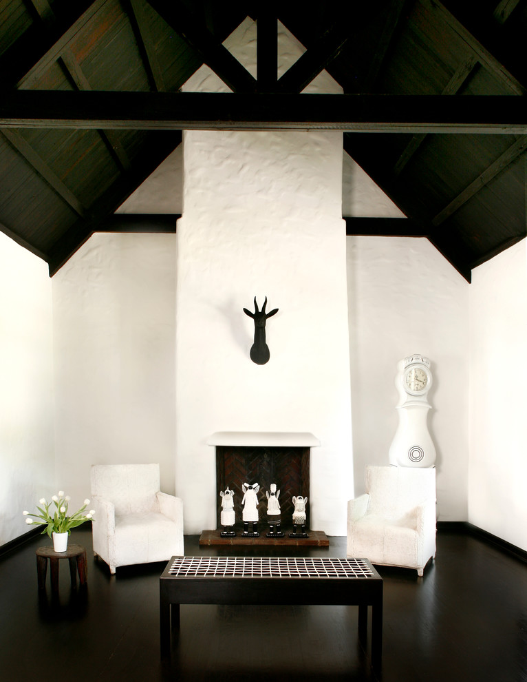 Свежая идея для дизайна: гостиная комната в средиземноморском стиле с черным полом - отличное фото интерьера