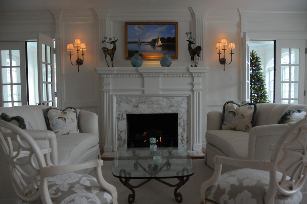 Стильный дизайн: парадная, изолированная гостиная комната в классическом стиле с белыми стенами, ковровым покрытием, стандартным камином и фасадом камина из камня без телевизора - последний тренд