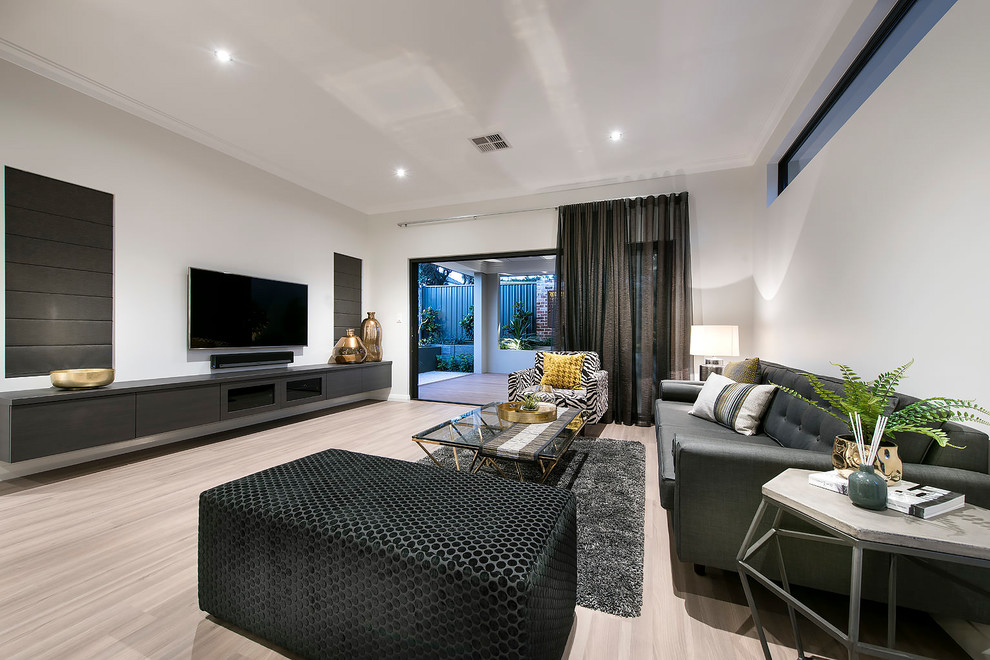 Immagine di un soggiorno minimal con sala formale, pareti bianche, TV a parete e pavimento beige