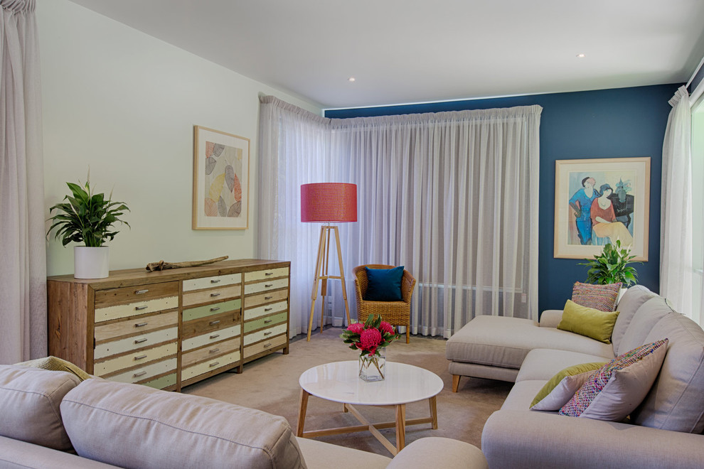 Пример оригинального дизайна: открытая гостиная комната среднего размера в морском стиле с зелеными стенами, ковровым покрытием и телевизором на стене