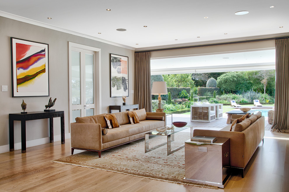 Источник вдохновения для домашнего уюта: гостиная комната в современном стиле с серыми стенами и красивыми шторами