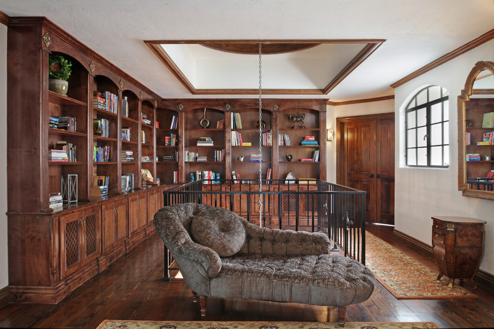 Mittelgroße, Fernseherlose Bibliothek ohne Kamin, im Loft-Stil mit weißer Wandfarbe und dunklem Holzboden in Orange County