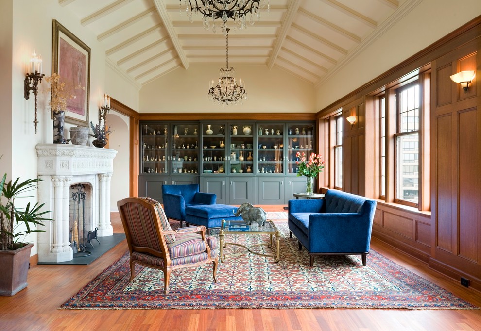 Idee per un soggiorno tradizionale con pareti beige, camino classico e tappeto