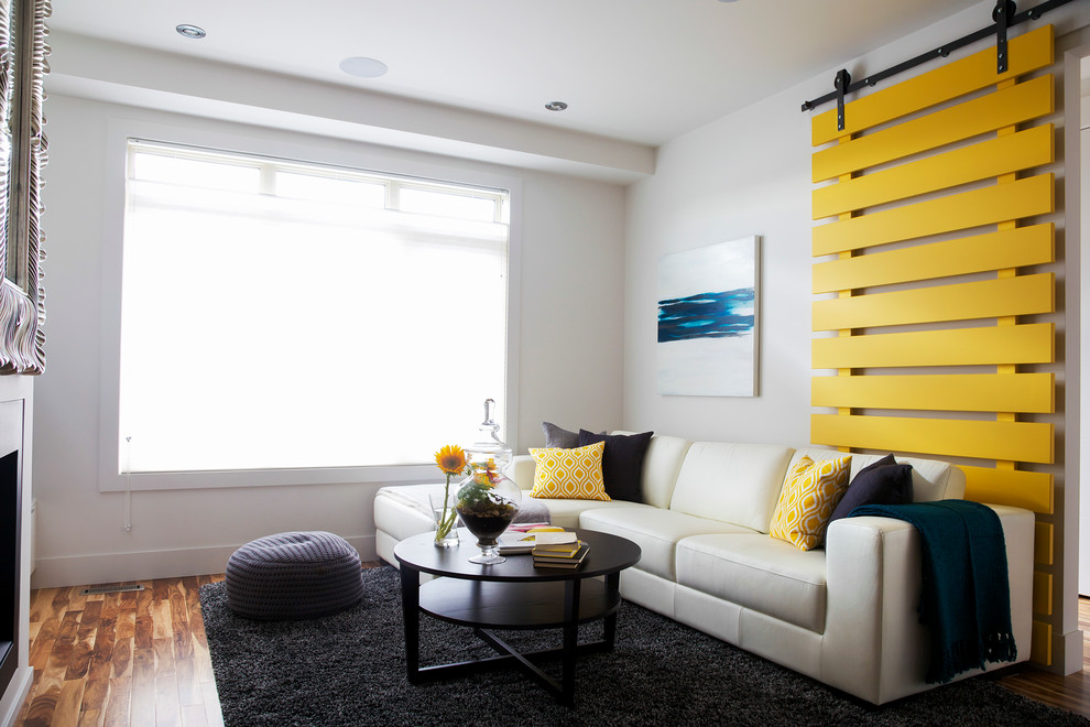 Idee per un soggiorno minimal di medie dimensioni e aperto con pareti grigie e pavimento in legno massello medio