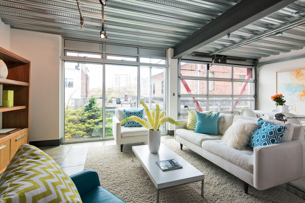 Industrial Wohnzimmer im Loft-Stil mit weißer Wandfarbe in Seattle