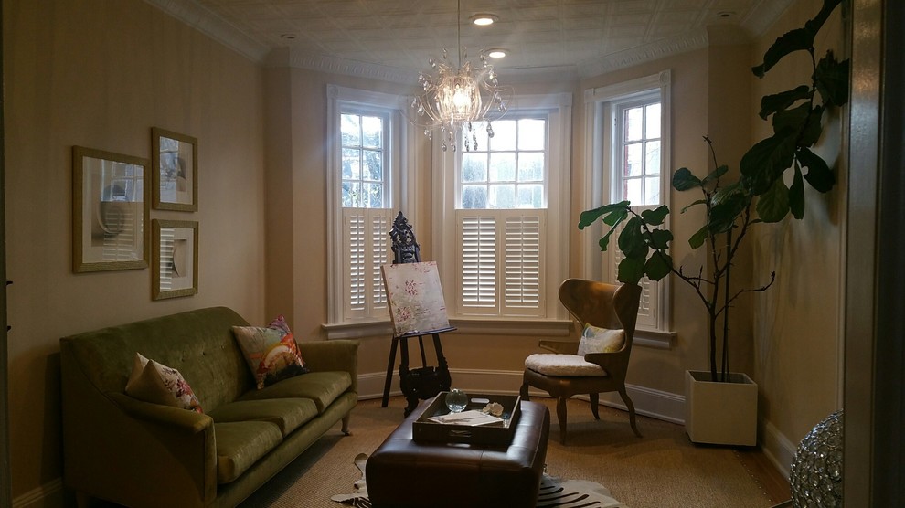 Ejemplo de salón para visitas abierto clásico pequeño sin televisor con paredes beige, suelo de madera en tonos medios, chimenea de esquina y marco de chimenea de madera