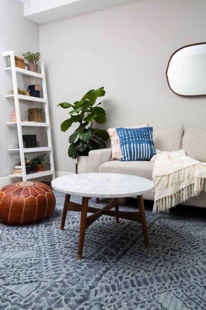 Immagine di un piccolo soggiorno moderno aperto con pareti bianche, parquet scuro, nessun camino, TV a parete e pavimento marrone
