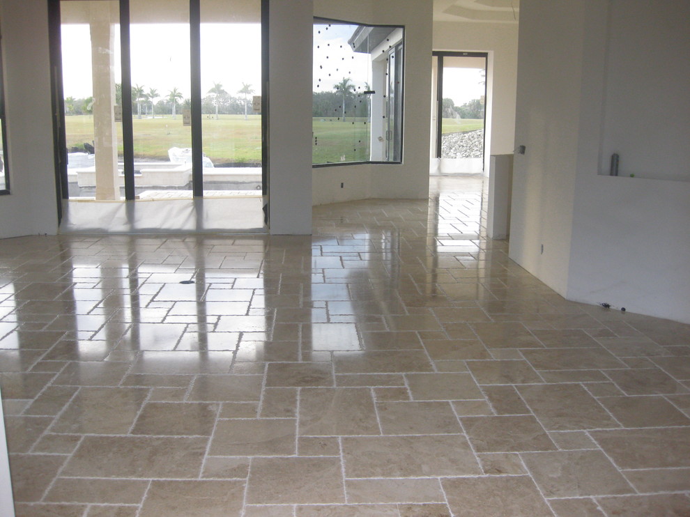 Idee per un grande soggiorno design aperto con pavimento in marmo