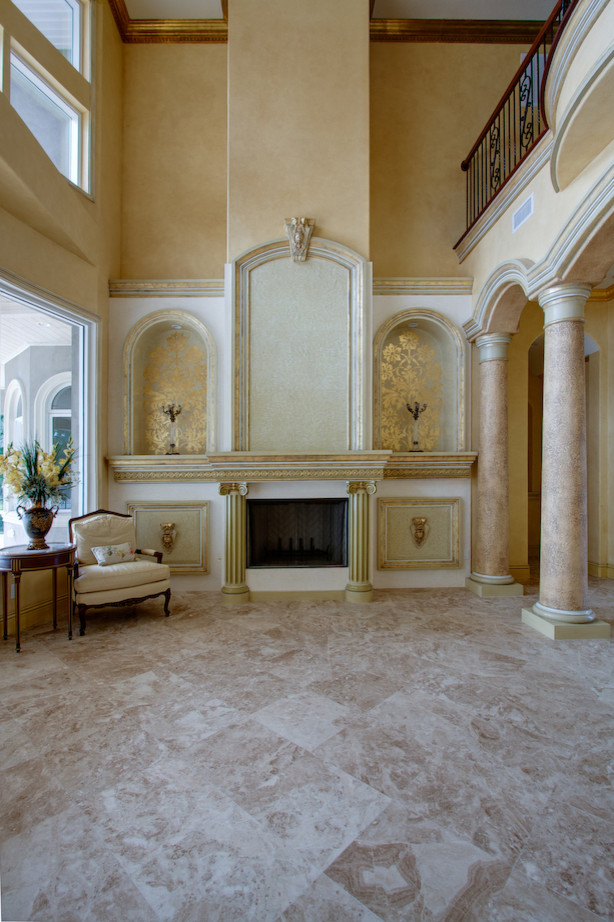 Cette image montre un salon avec un sol en marbre.