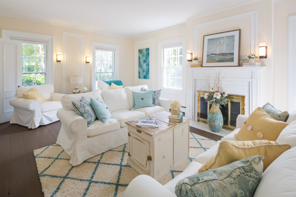 Fernseherloses, Abgetrenntes Maritimes Wohnzimmer mit gelber Wandfarbe, Kamin und Kaminumrandung aus Backstein in Boston