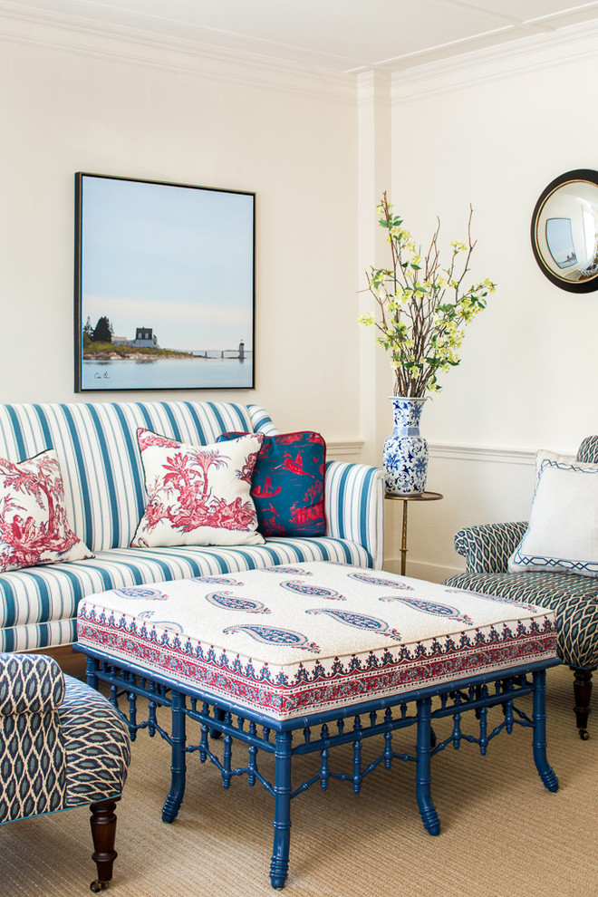 Immagine di un soggiorno tradizionale con pareti beige e moquette