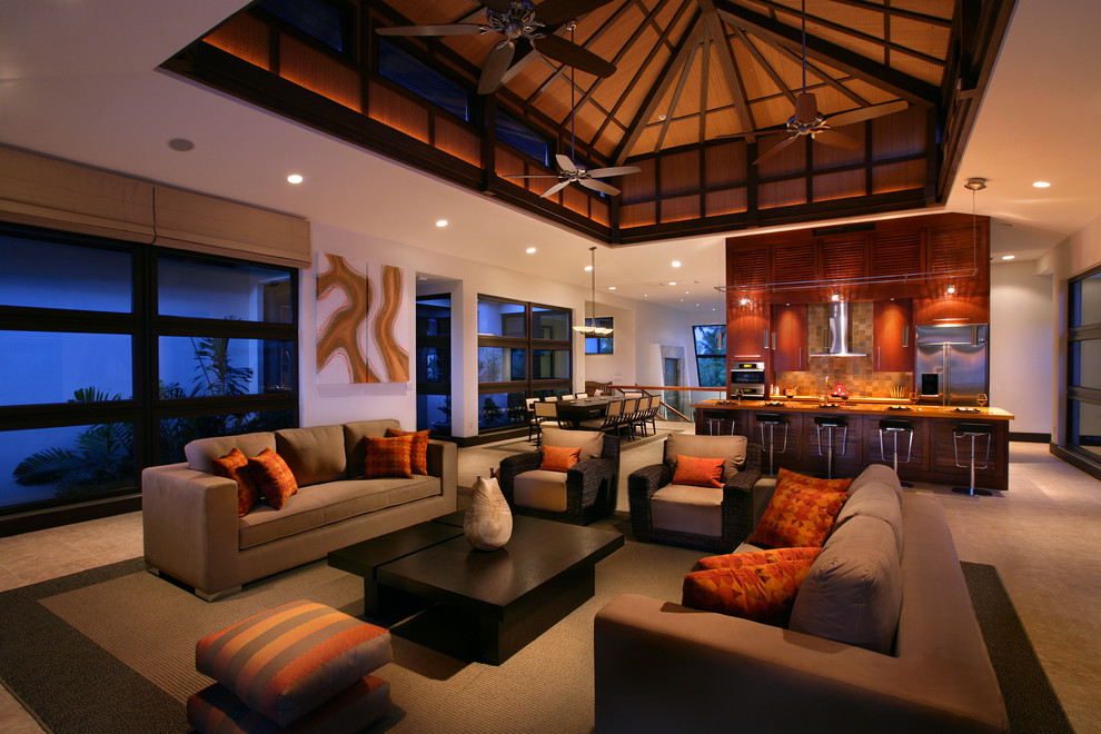 Foto di un ampio soggiorno tropicale aperto con pareti bianche, sala formale, moquette e nessuna TV
