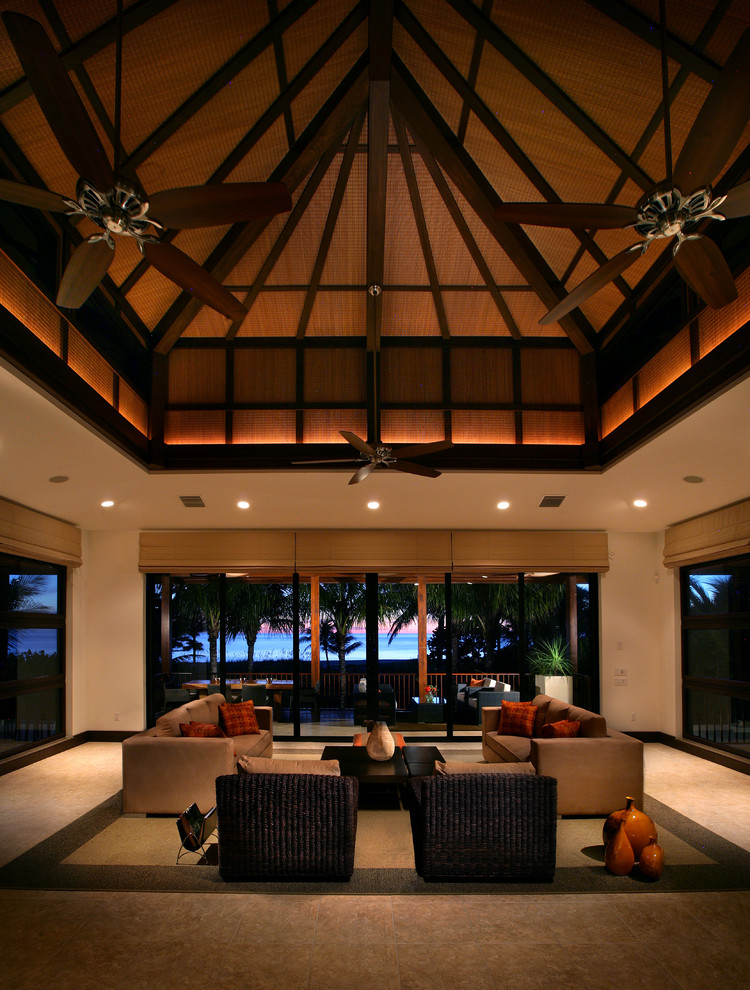 Diseño de salón para visitas abierto tropical extra grande sin televisor con paredes beige