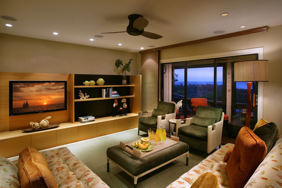 Пример оригинального дизайна: большая гостиная комната в современном стиле с мультимедийным центром